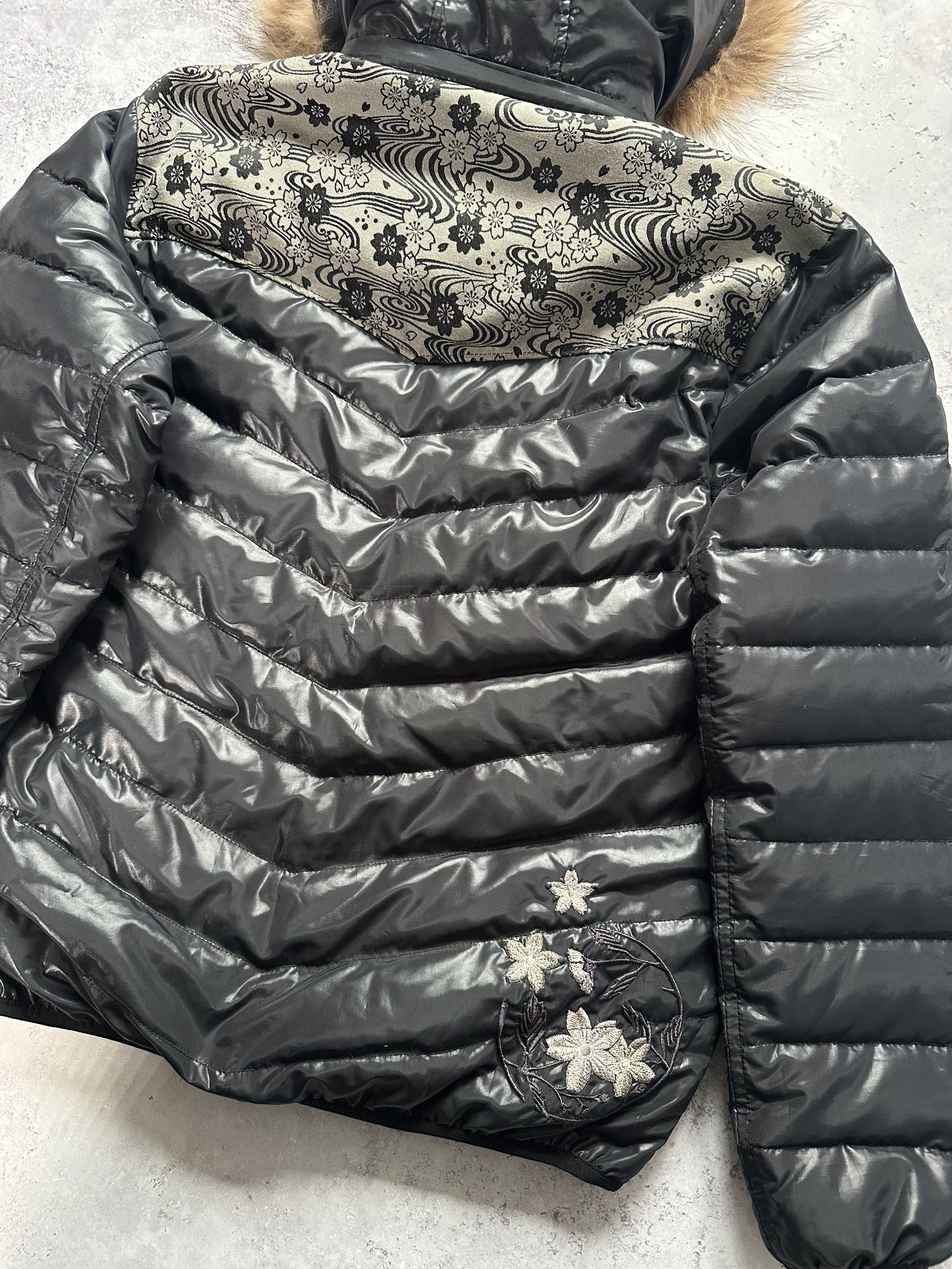 Karakuri Tamashii Fur Hood Embroidered Down Puffer Jacket (M)
